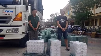 Vận chuyển xe máy mới tiện thể "ém" 23 ngàn bao thuốc lá lậu