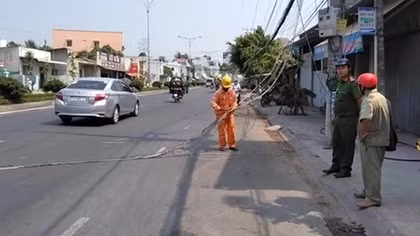 Xe container kéo gãy trụ điện viễn thông, người đi đường gặp hoạ