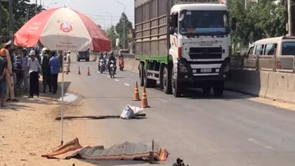 Nam sinh viên đi học về bị ô tô chở gỗ dăm cán tử vong