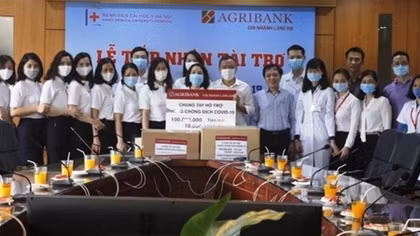 Agribank Láng Hạ tặng BV Đại học Y 200 triệu chống dịch COVID-19