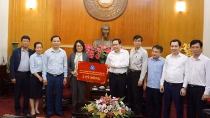 BHXH ủng hộ “Quỹ phòng chống dịch COVID-19” 2 tỷ đồng