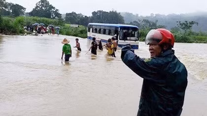 Đưa 47 học sinh ở giữa dòng nước lũ vào bờ an toàn