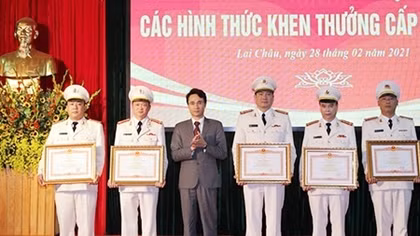 Trao tặng Huân chương Bảo vệ Tổ quốc cho một số tập thể, cá nhân