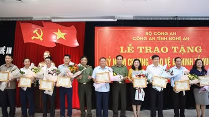 Bộ Công an tặng Kỷ niệm chương Vì sự nghiệp bảo vệ ANTQ cho 9 cá nhân