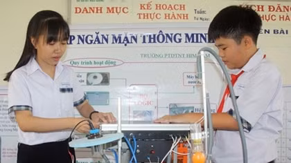 Học sinh miền Tây sáng chế đập ngăn mặn thông minh