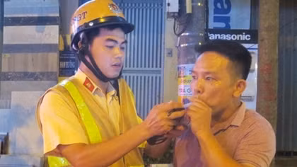CSGT chặn “ma men” cầm lái trên quốc lộ 32