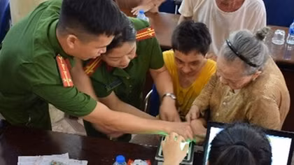 Cấp căn cước lưu động cho 100 người có hoàn cảnh đặc biệt