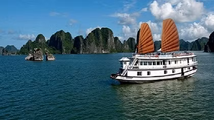 Quảng Ninh mở lại một số hoạt động du lịch