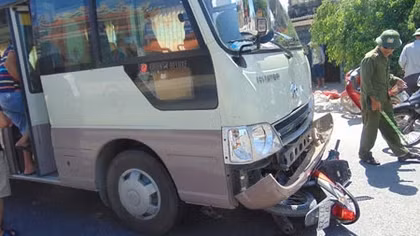 Bất cẩn sang đường bị xe máy đâm, một người nguy kịch