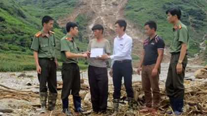 Báo CAND và Agribank hỗ trợ người dân vùng lũ Hà Giang 200 triệu đồng