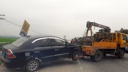 Tàu hỏa hất tung xe 4 chỗ