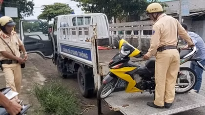 Phát hiện nhiều xe máy đang "độ" trong một tiệm sửa xe