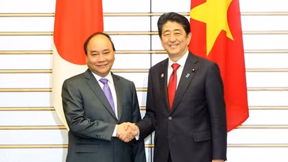 Thủ tướng Nhật Bản Shinzo Abe và phu nhân bắt đầu thăm chính thức Việt Nam