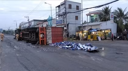 Container nổ vỏ lật ngang trên QL1A, hàng trăm thùng bia đổ tràn ra đường