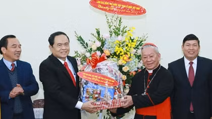 Chủ tịch Ủy ban Mặt trận Tổ quốc Việt Nam chúc mừng Lễ Giáng sinh năm 2018