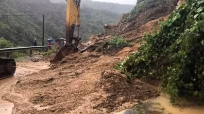 Đường Hồ Chí Minh qua Quảng Trị sạt lở, giao thông tắc nghẽn