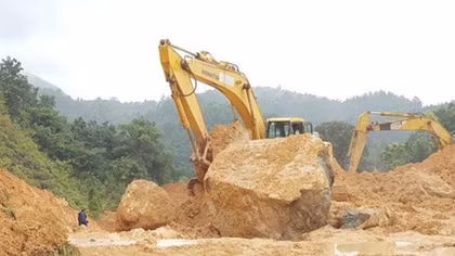 Thông tuyến đường đến 2 xã bị cô lập tại rẻo cao Hướng Hóa