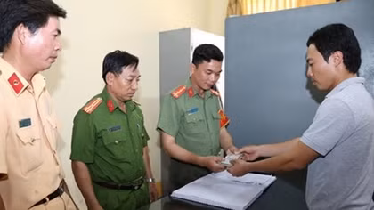Nhặt được hơn 30 triệu đồng, giao nộp Công an tìm người bị mất