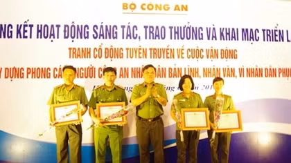 Trao thưởng cuộc thi sáng tác tranh cổ động tuyên truyền về cuộc vận động