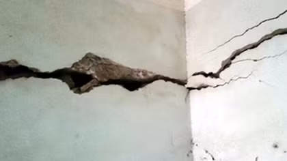 Thi công công trình căn hộ cao cấp gây nứt nhà dân