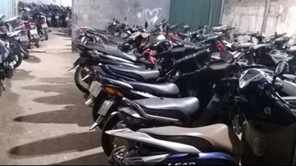 Hàng trăm chiếc xe gian "ẩn náu" trong kho hàng
