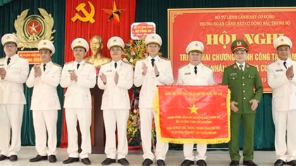 Trung đoàn Cảnh sát cơ động Bắc Trung Bộ đón nhận Cờ thi đua của Chính phủ