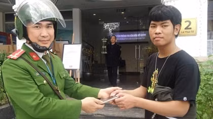 Nam thanh niên nhận lại chiếc điện thoại bỏ quên bên Hồ Hoàn Kiếm