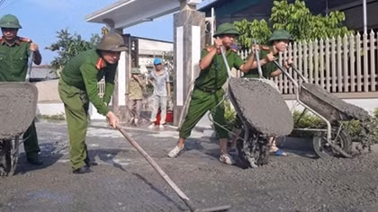 Công an Hà Tĩnh giúp dân làm đường bê tông nông thôn mới