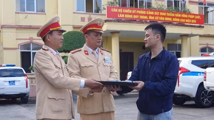 CSGT trao trả tài sản gần 100 triệu đồng cho người đánh rơi
