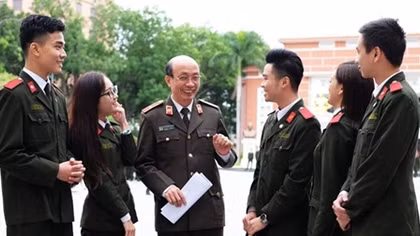 “Khoảnh khắc thầy trò” giản dị của Học viện An ninh nhân dân