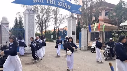 Không nên độc quyền cung cấp áo len đồng phục trong trường học ở Lâm Đồng