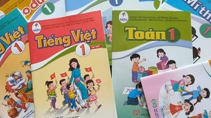 Lựa chọn sách giáo khoa: Cả tỉnh chọn một bộ sách - có bất thường?