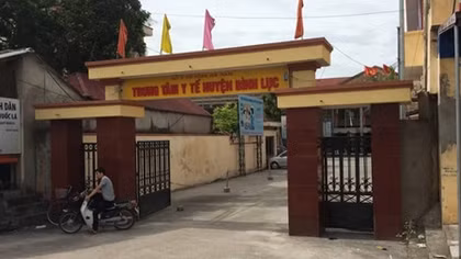 Trung úy Công an giúp người bị tai nạn đi cấp cứu kịp thời