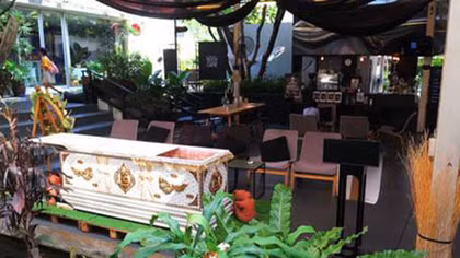 Trải nghiệm cái chết trong quán cà phê
