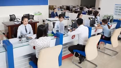 Hạ lãi suất để “nắn” 700.000 tỷ tín dụng vào sản xuất