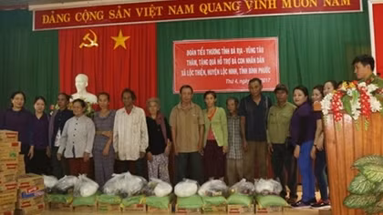 Công an huyện Lộc Ninh tặng quà cho đồng bào nghèo nơi biên giới