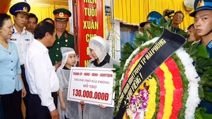 Lãnh đạo TP Hải Phòng hỗ trợ gia đình liệt sĩ Nguyễn Bá Thế 130 triệu đồng