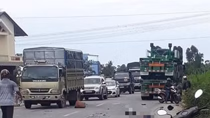 Va chạm với xe container, hai vợ chồng chết thảm