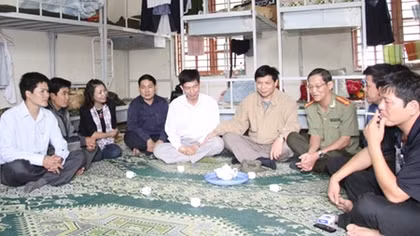 "Toát mồ hôi" chuyến vào bản vận động đối tượng truy nã ra đầu thú