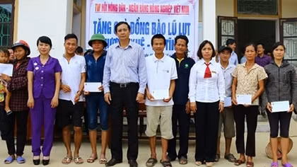 Agribank hỗ trợ hàng tỷ đồng tới đồng bào vùng lũ miền Trung