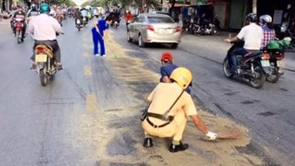 CSGT Hải Phòng thu dọn vệt dầu dưới cái nắng thiêu đốt