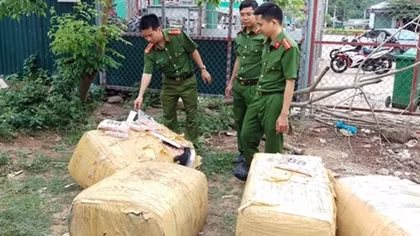Hơn tấn sụn gân gà lậu bị tóm ở Lao Bảo