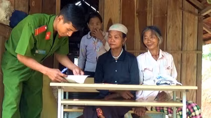 Đến từng nhà dân thu thập thông tin dân cư