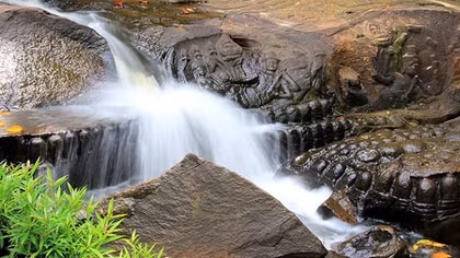 Dòng sông thiêng chứa hàng ngàn Linga-Yoni