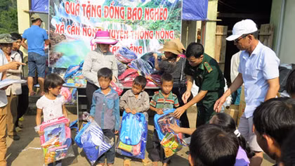 Tặng quà trị giá gần 100 triệu cho đồng bào nghèo và học sinh Cao Bằng