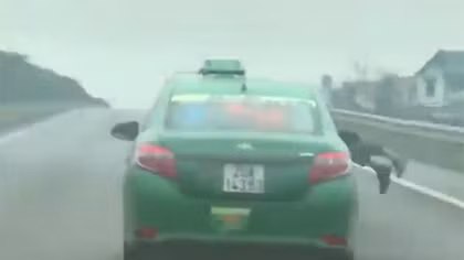 Hất chiến sĩ Công an lên nắp capo, lái xe taxi bỏ chạy 