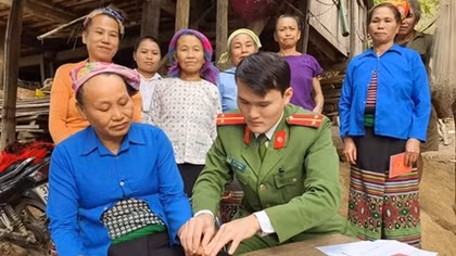 Những tấm căn cước nghĩa tình ở bản