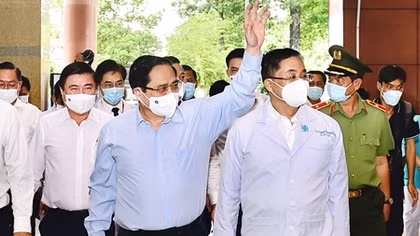 Thủ tướng động viên đội ngũ y bác sĩ ở tuyến đầu chống dịch