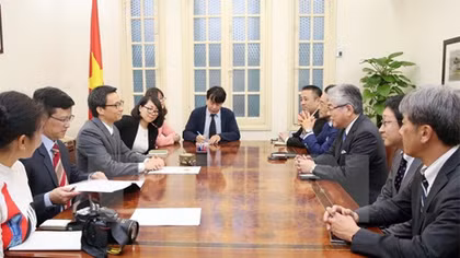 Phó Thủ tướng Vũ Đức Đam tiếp Chủ tịch Báo Asahi Shimbun