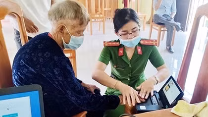 Chạy đua thời gian vừa chống dịch, vừa cấp căn cước công dân